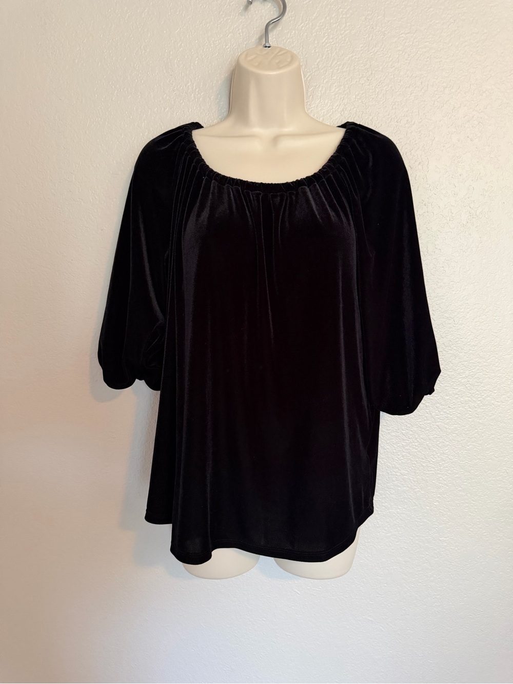 SOUTHCOTT Black Velvet Scoop-Neck Puff Sleeve Top